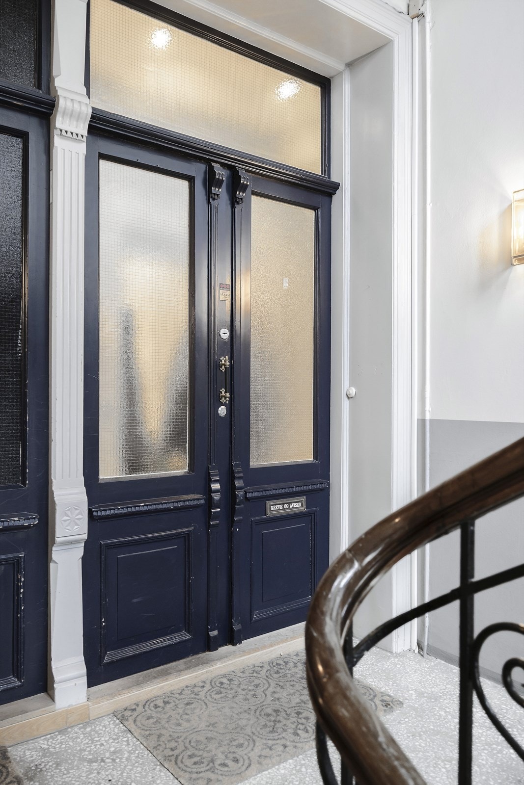 Klassisk og pent vedlikeholdt felles trappeoppgang. Galleribilde