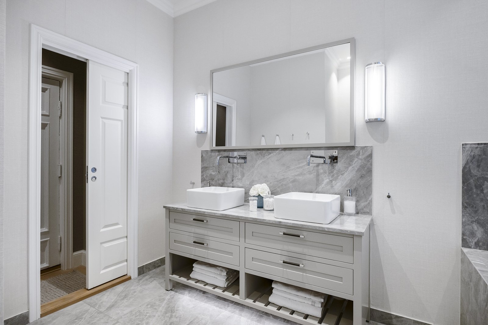 Flislagt med varmekabler i gulv, dobbel servant på underskap, speil og belysning. Vegghengt klosett, dusj med herdet glass samt innfliset badekar. Galleribilde