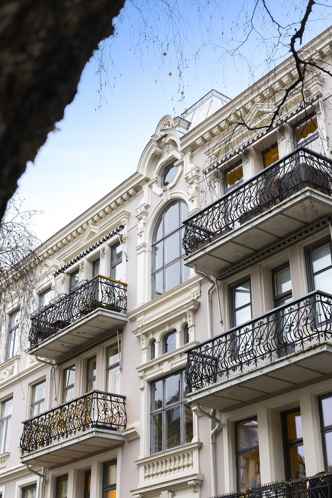 Dette er en perle av en leilighet, beliggende i en svært pen og velholdt bygård med kun åtte seksjoner. Galleribilde