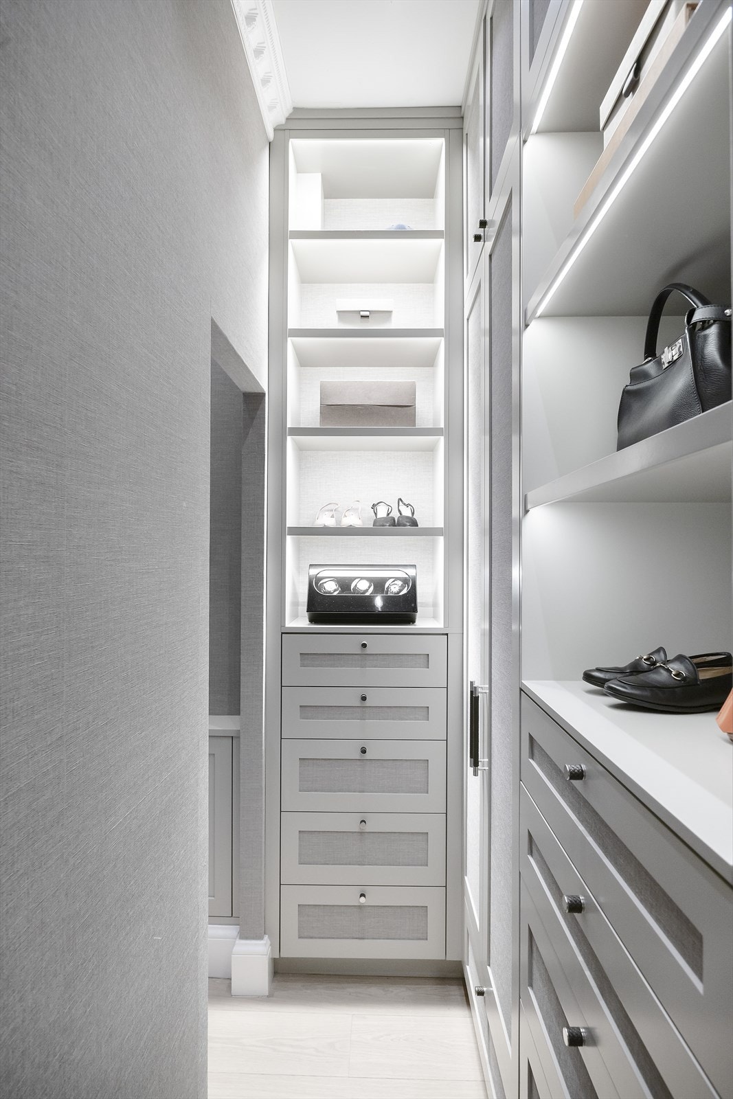 Walk-in closet med lukrativ innredning fra gulv til tak. Galleribilde