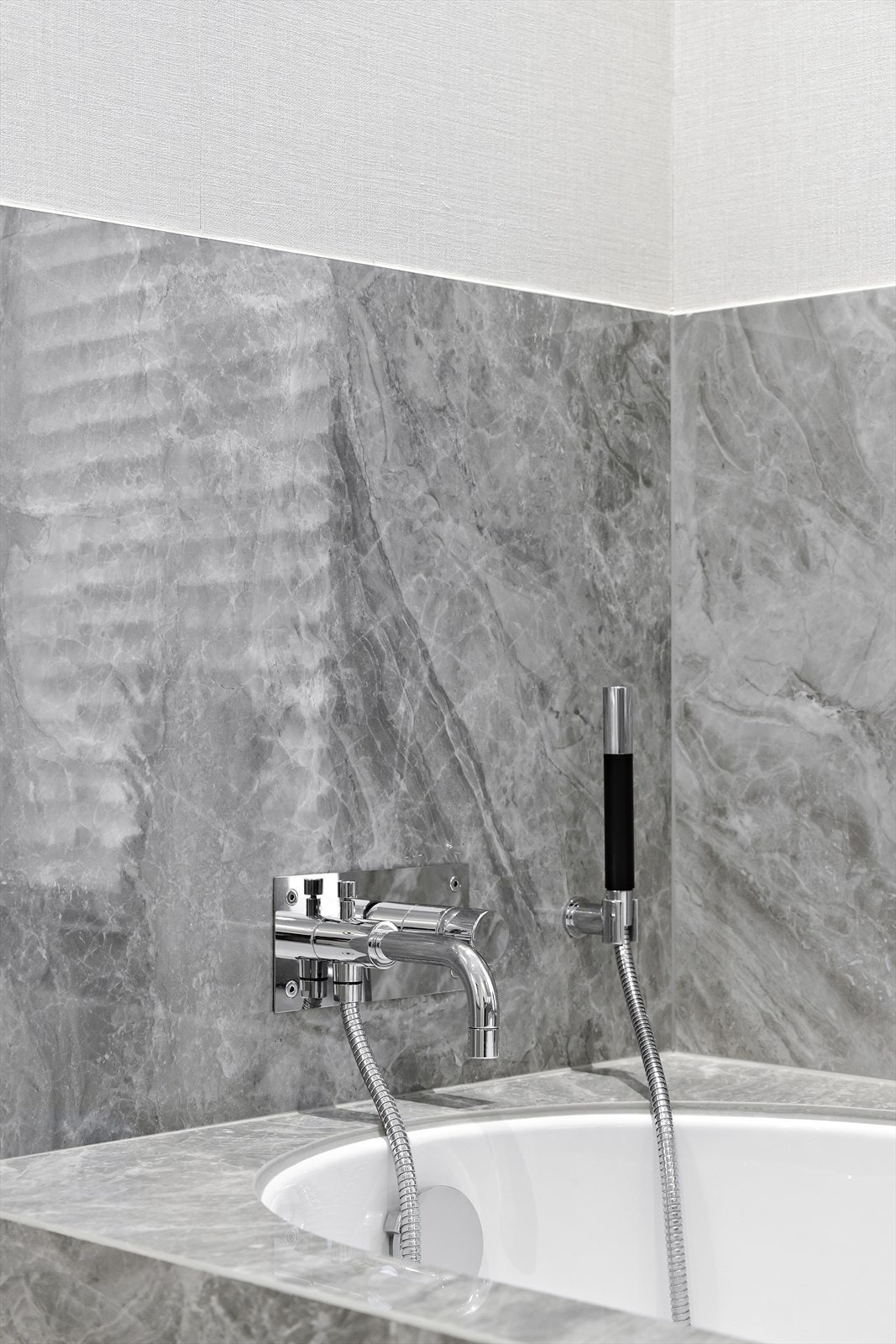 Badet fremstår som særdeles lekkert, med en helhet som er gjennomført til fingerspissene.
Badet er omfattene renovert hvor alt ble revet til etasjeskille og murvegg, før det ble bygget opp igjen fra scratch. Alt av EL og rør ble byttet. Galleribilde