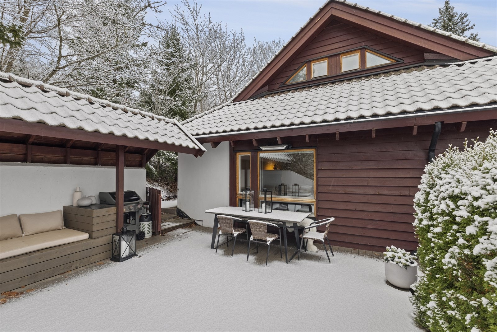 Porten tar deg med til gangsti rundt huset mot terrassen ved kjøkkenet. Galleribilde