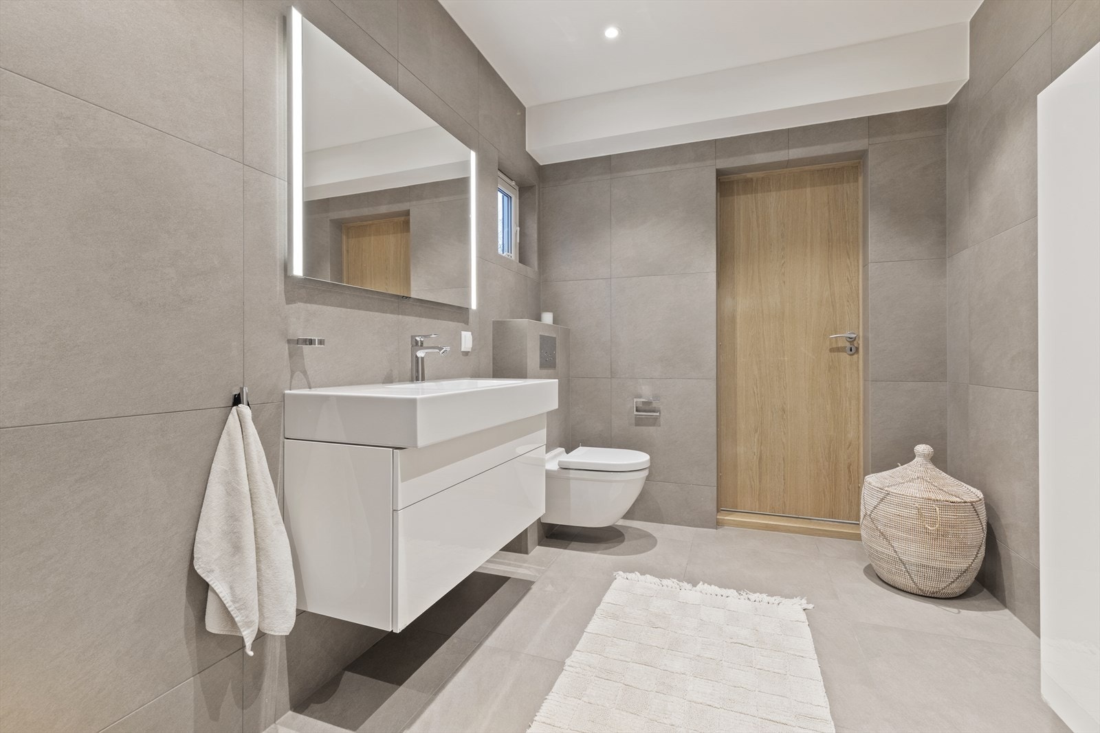 Delikate fliser i størrelsen 60x60 cm med varmekabler i gulvet. Galleribilde