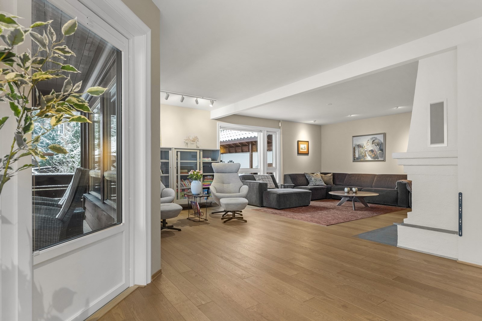 Det er enstavs eikeparkett i hele etasjen. Galleribilde