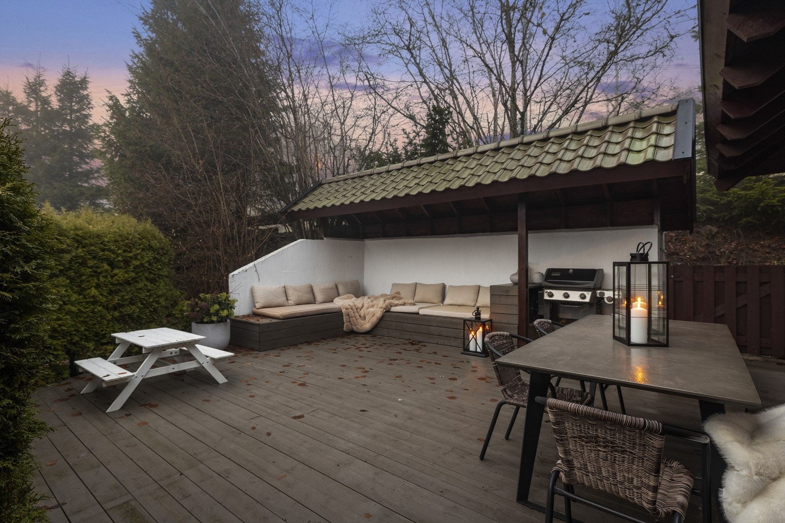 Deler av utesofaen er overbygget og et perfekt sted å grille. Galleribilde