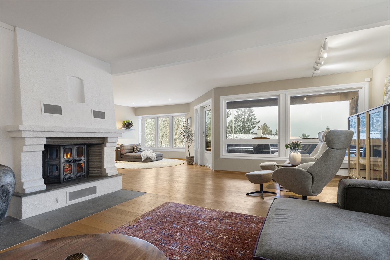 Stuen er lys og romslig med store vindusflater mot sydvest. Galleribilde