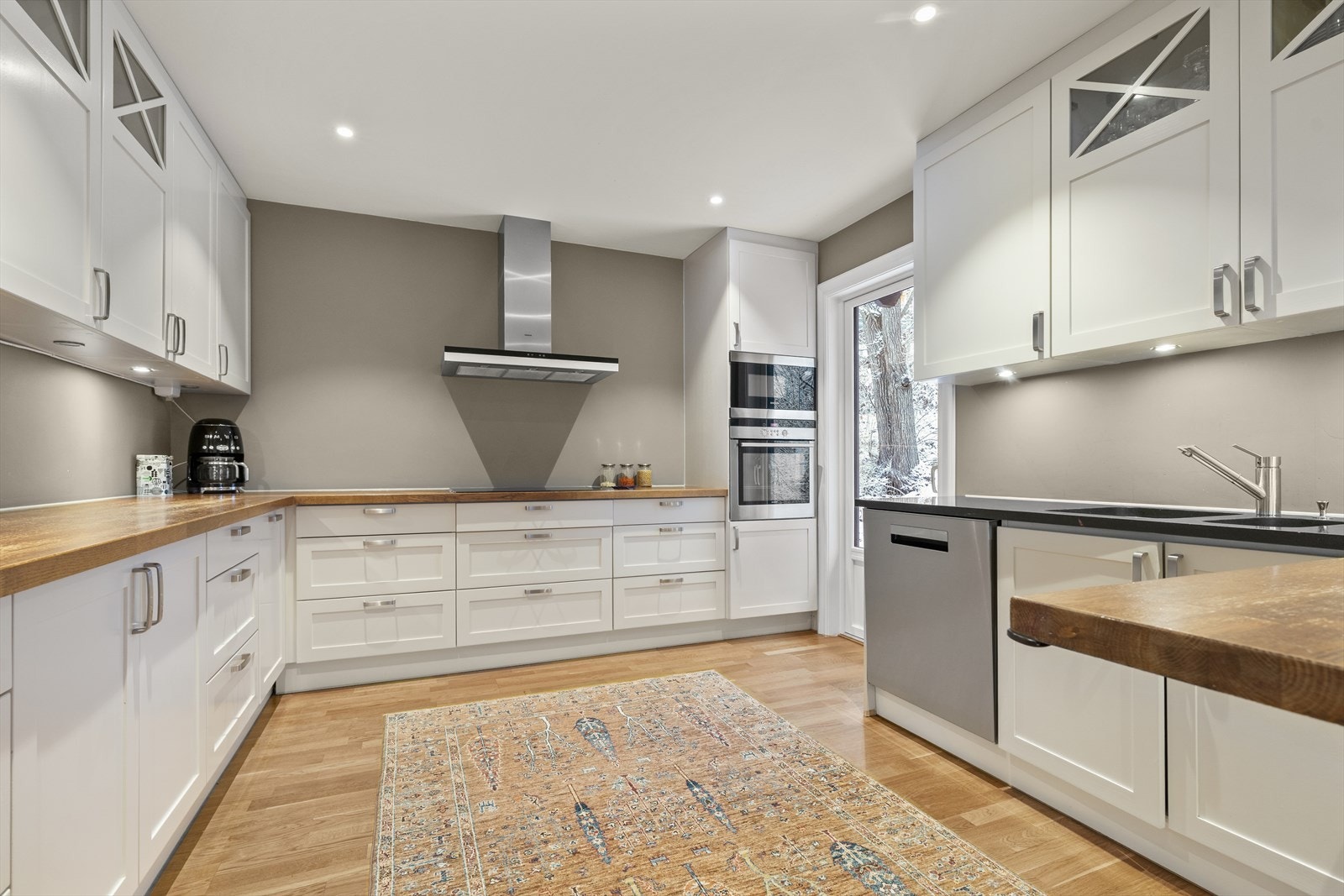 Benkeplate i heltre, benkeplate i naturstein rundt kum. Galleribilde