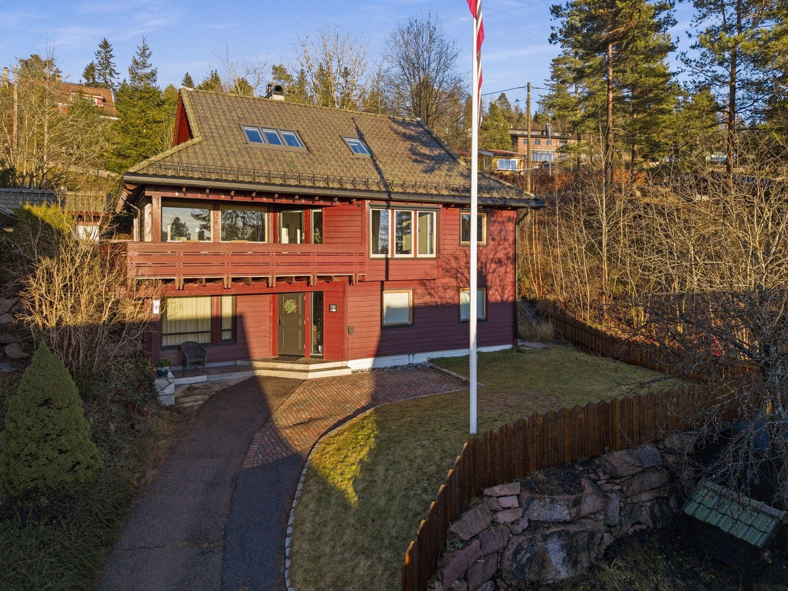 Det er kjørevei helt opp til huset med biloppstillingsplass. Her er det varmekabler. Galleribilde