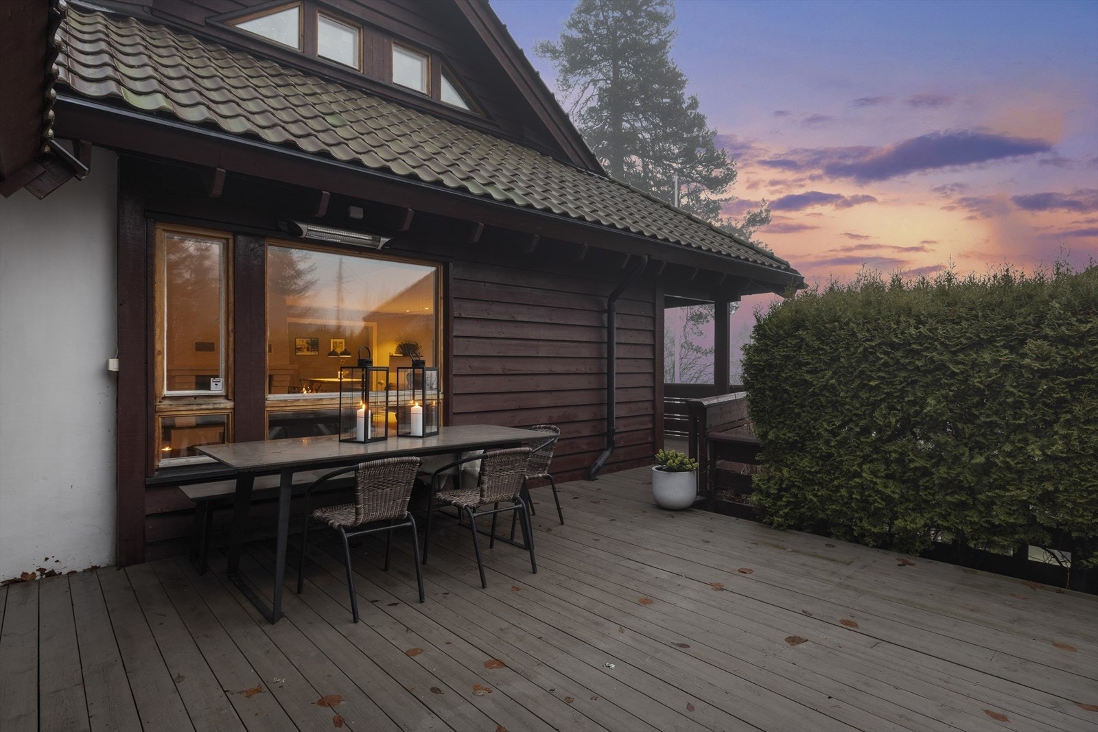 Kveldsstemning på terrassen. Galleribilde