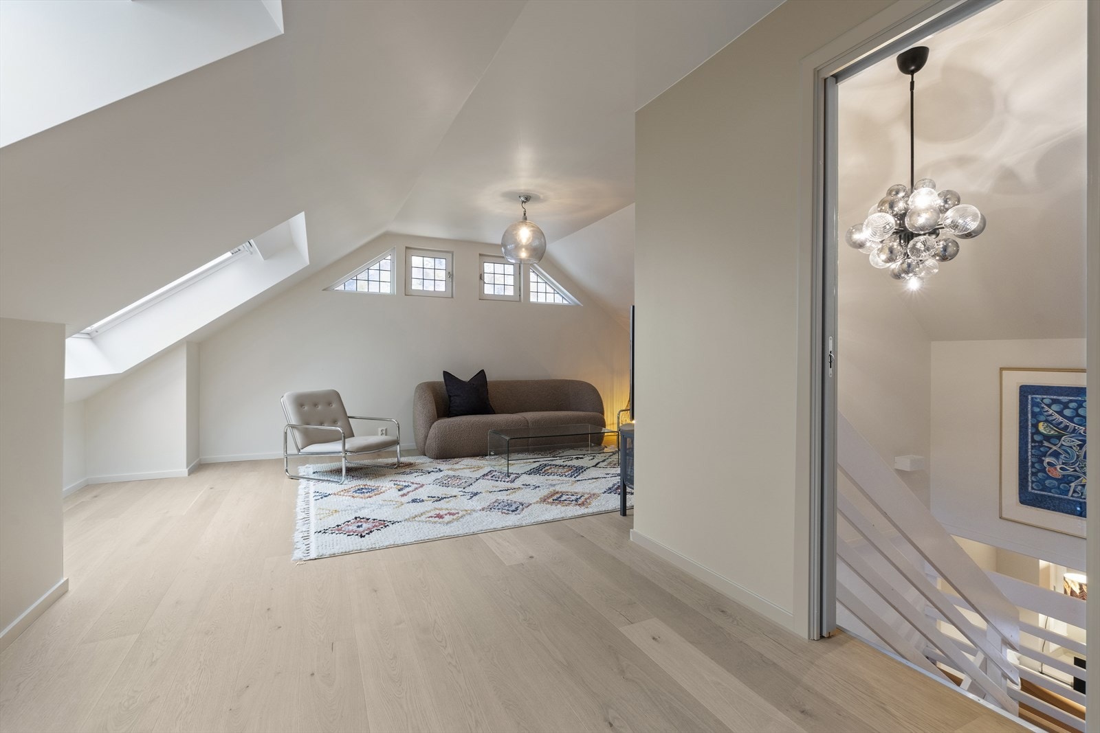 Praktisk skyvedør mot trappen. Galleribilde