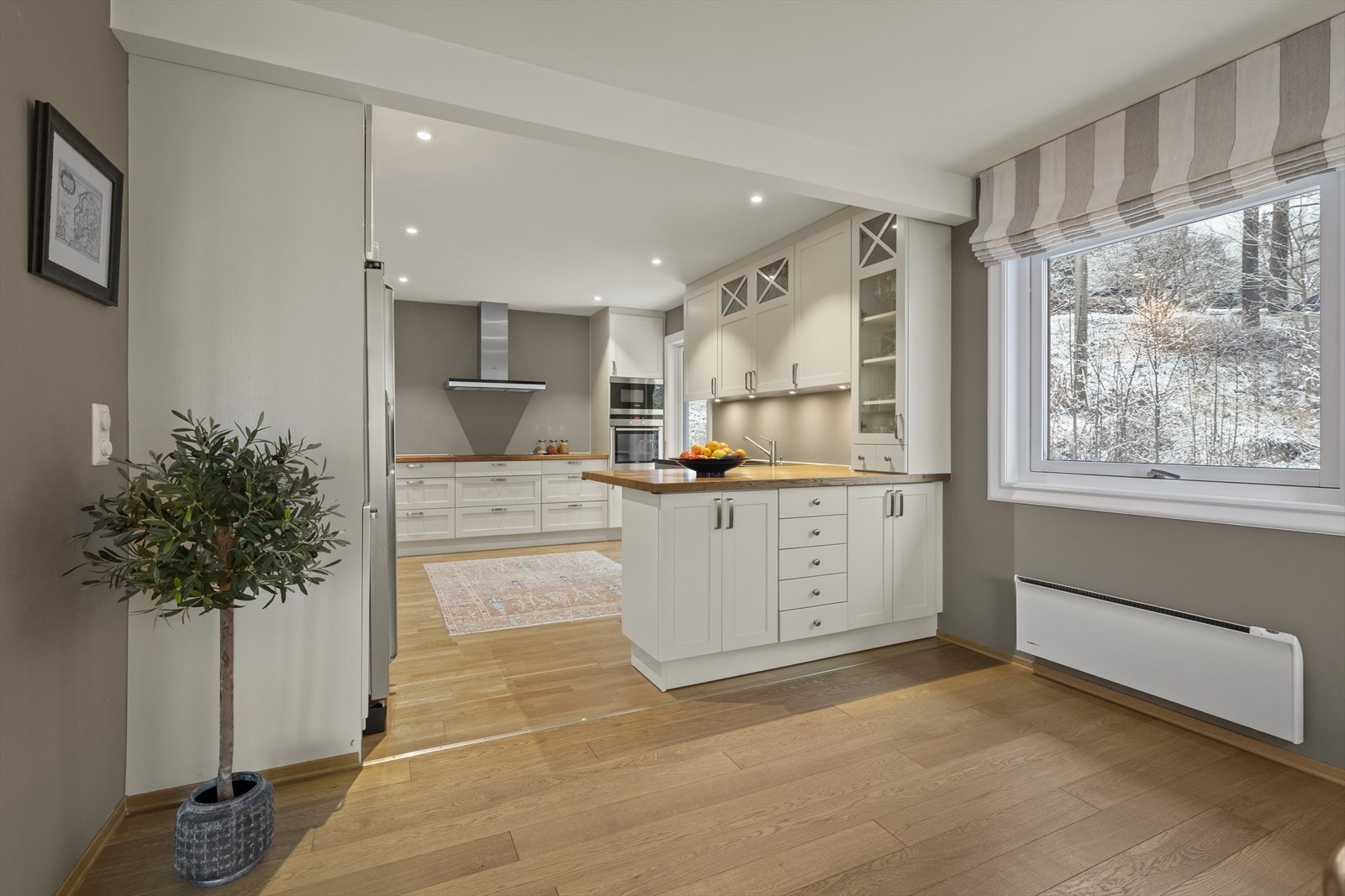 Snekkerbygget kjøkken fra Elen Møbelstudio med profilerte fronter. Galleribilde