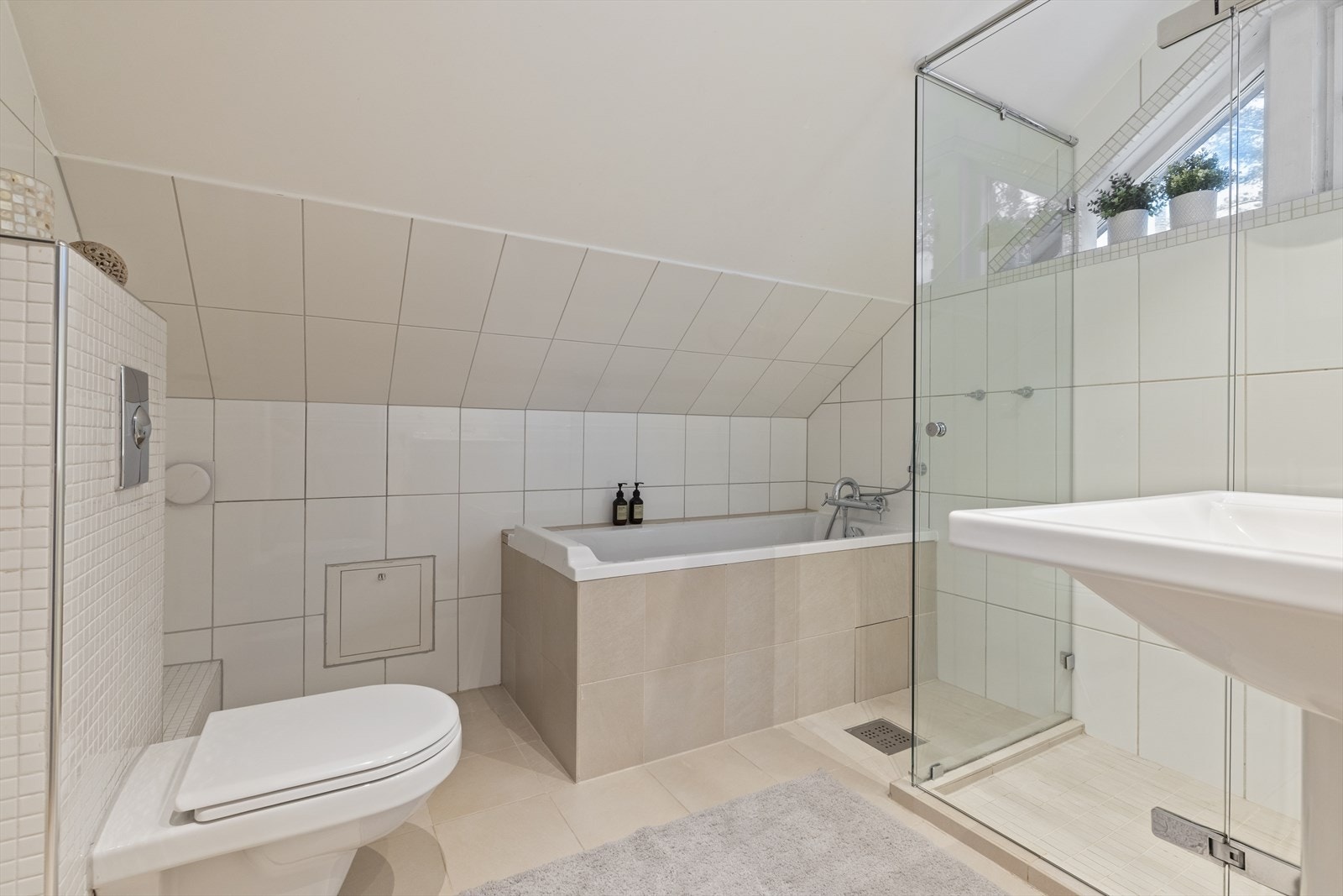 Her er det både badekar og stor dusj. Galleribilde