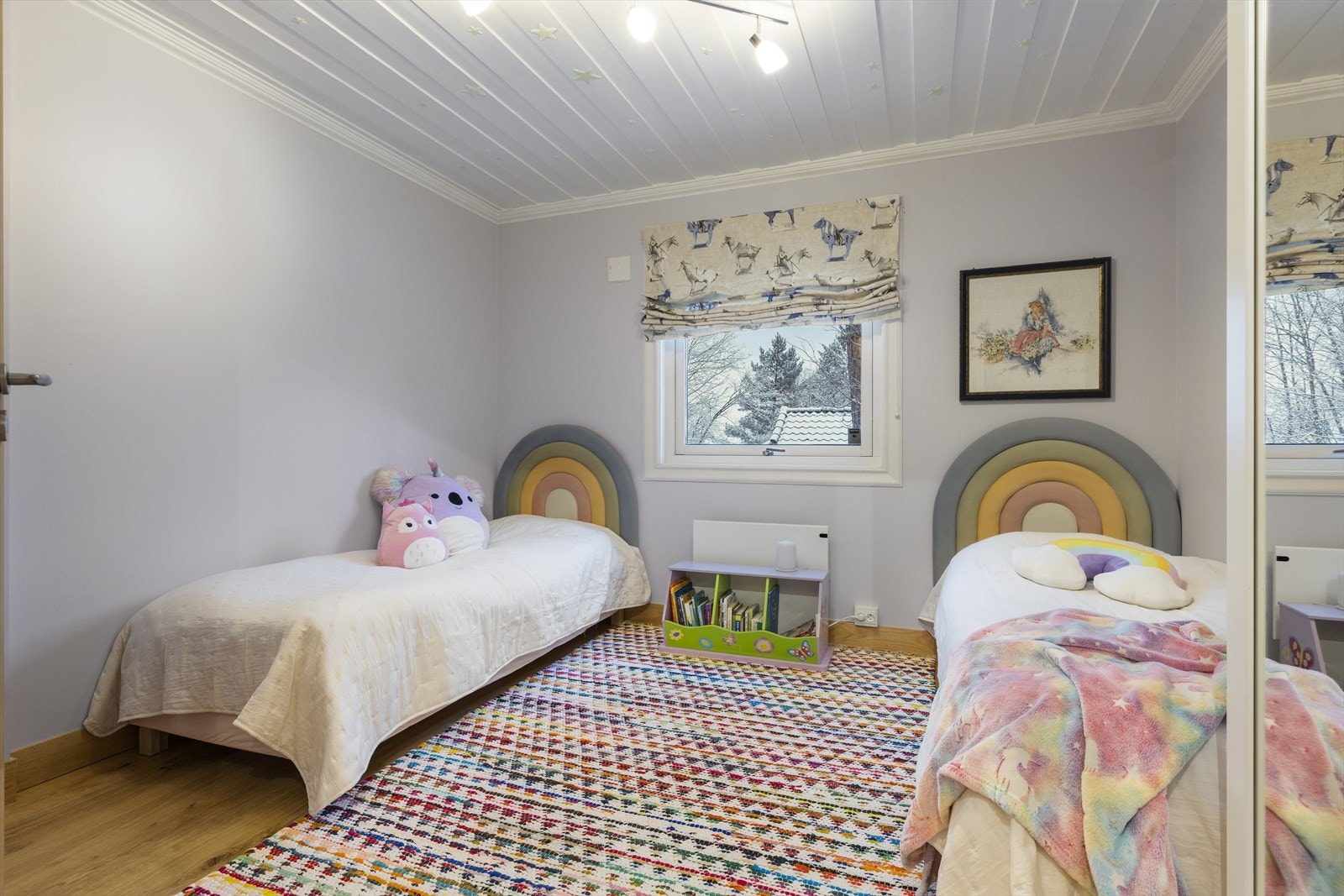 Alle dagens soverom er på samme plan. Her er soverom 2. Liftgardinen følger ikke med. Galleribilde