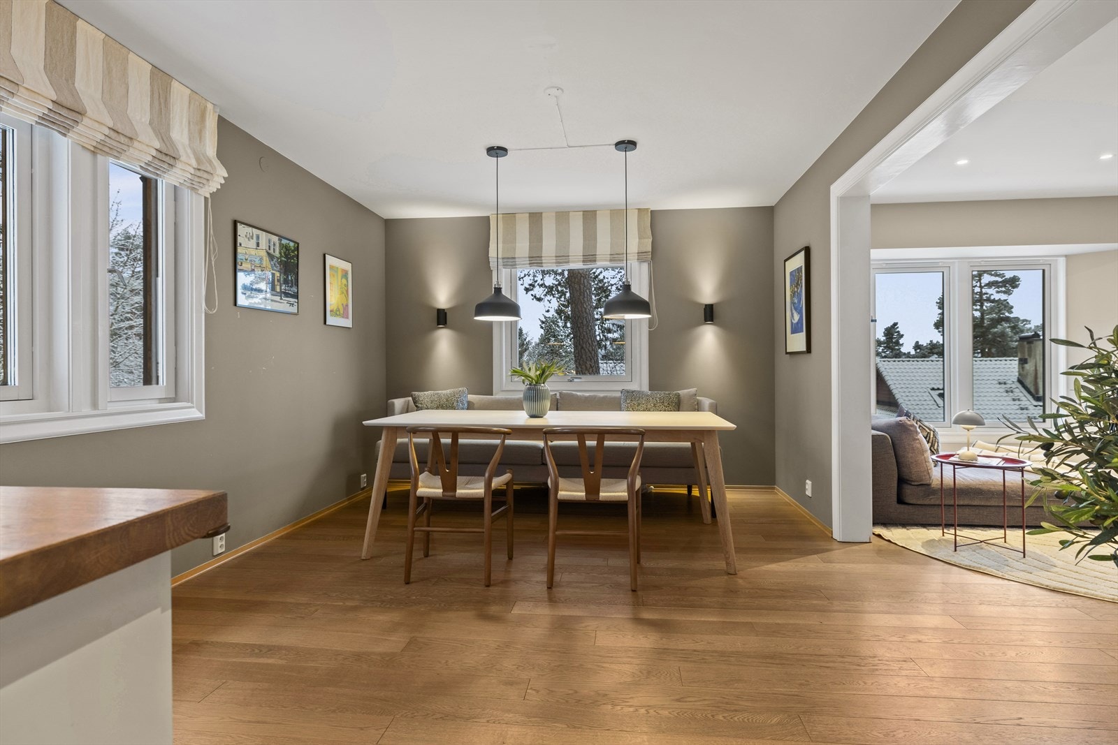 Spiseplass i tilknytning til kjøkkenet. Galleribilde