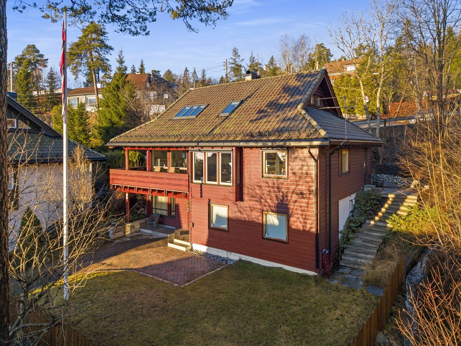 Fra terrassen ved kjøkkenet er det pent opparbeidet trapp ned til hagen. Galleribilde