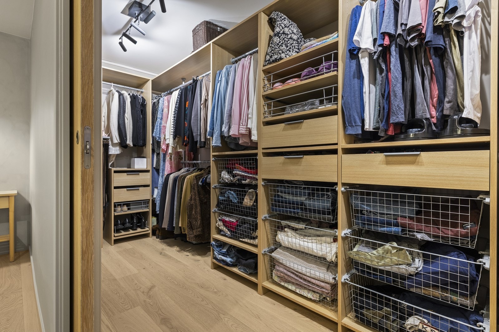 Romslig garderobe med innredning. Galleribilde