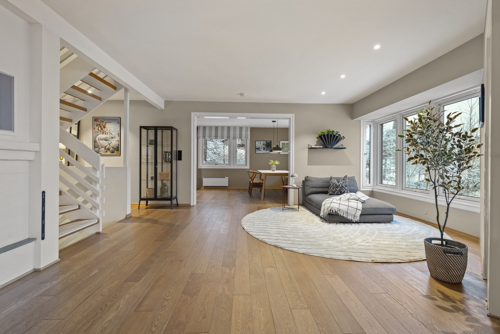 Bak trappen finner man en praktisk kontorplass. Galleribilde