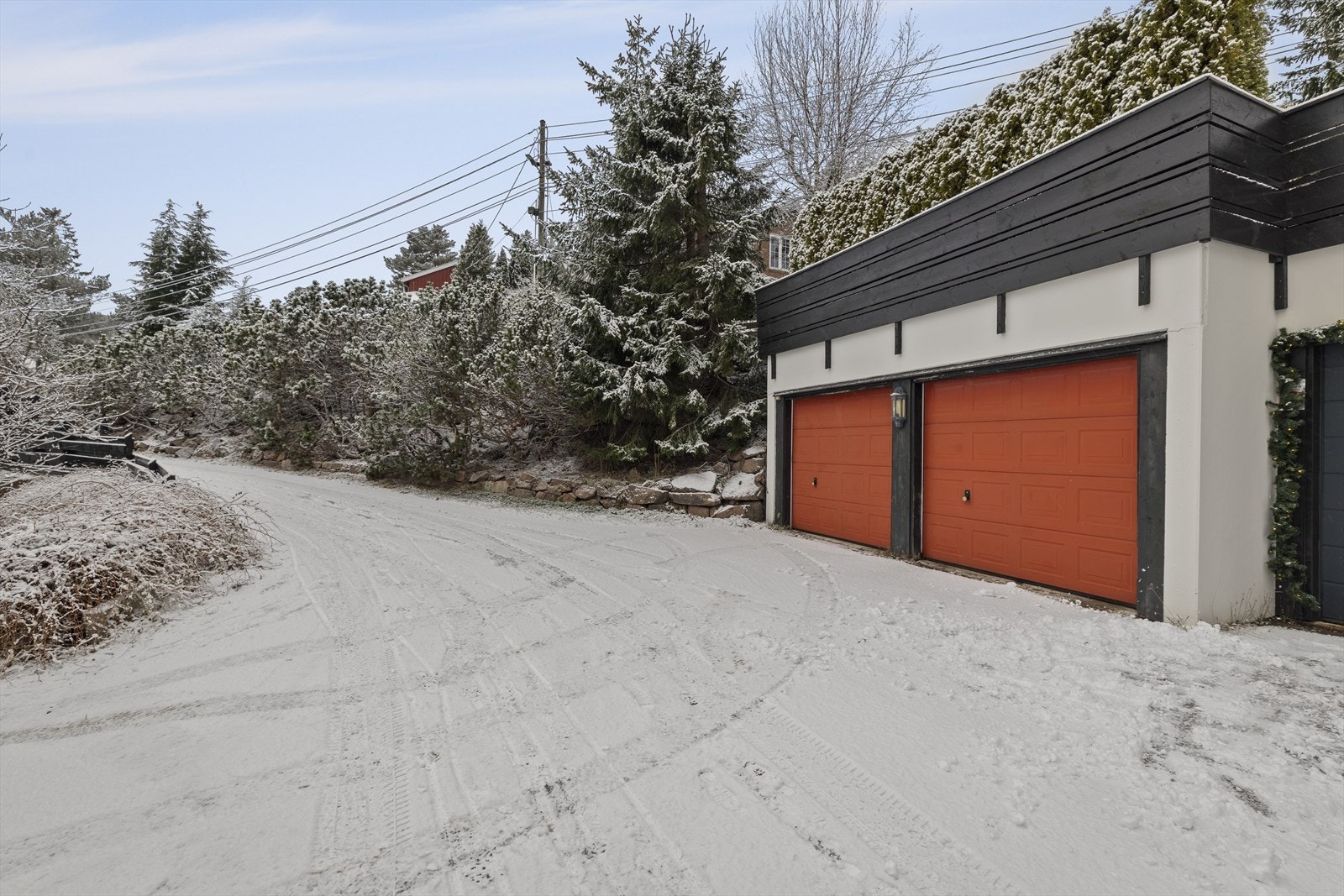 Boligen disponerer 2 garasjeplasser, i tillegg parkeringsplass ved huset med elbillader. Galleribilde