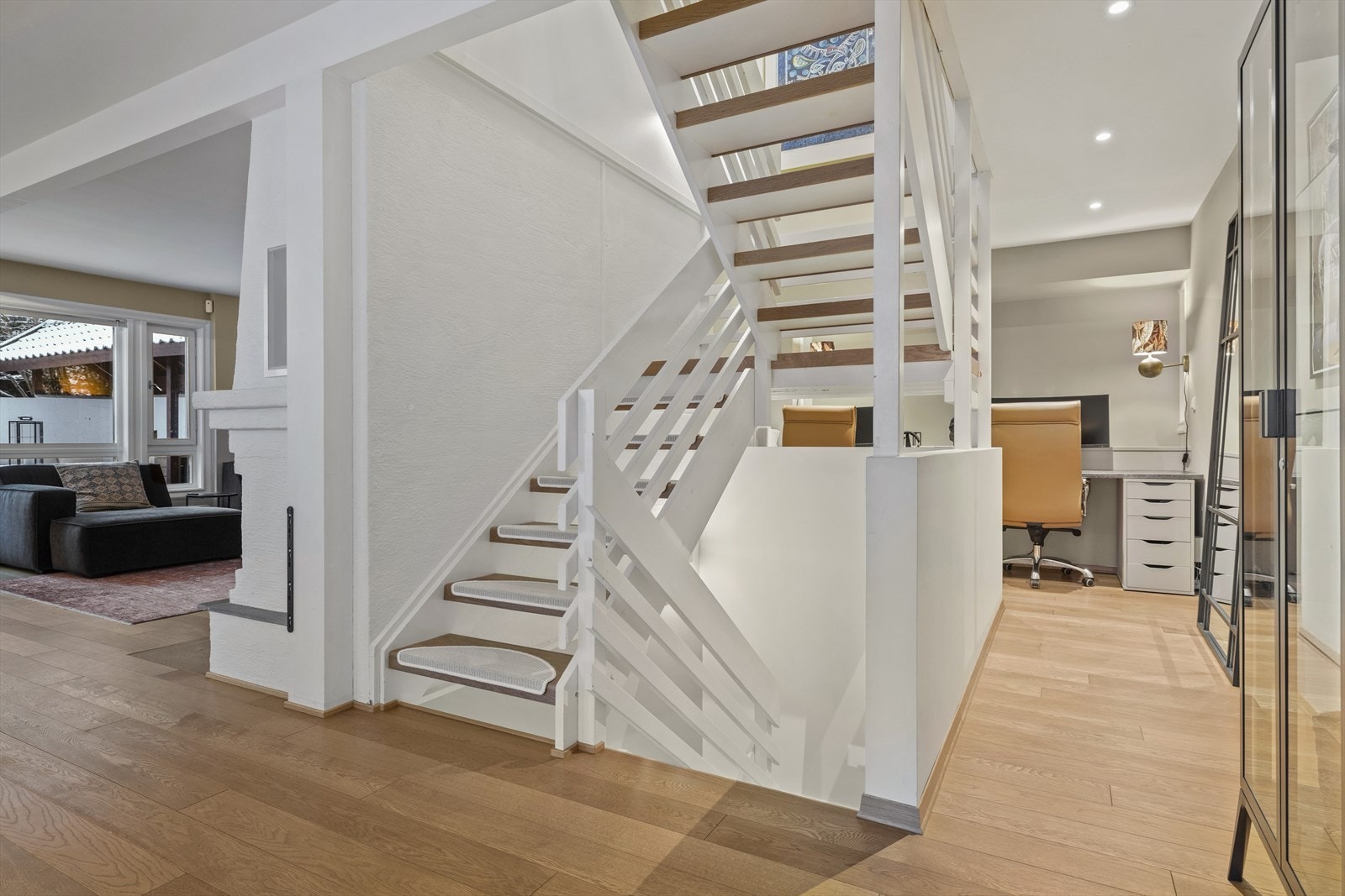 Praktisk kontor i rommet bak trappen. Galleribilde