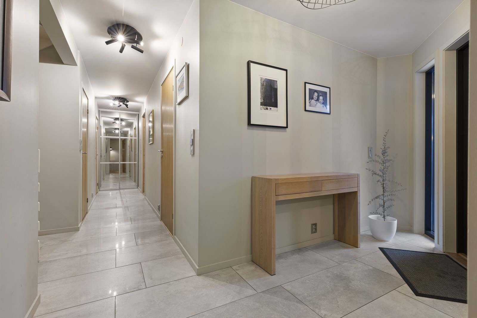 Romslig entré/gang med adkomst til alle soverommene, bad og vaskerom. Galleribilde