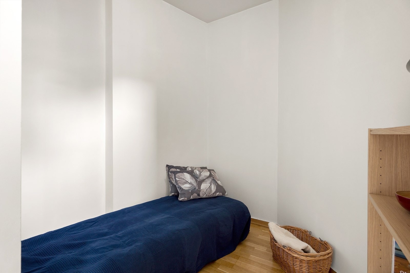 Alkoven ligger i en skjermet del av boligen og har plass til enkeltseng og nattbord eller kommode. Galleribilde