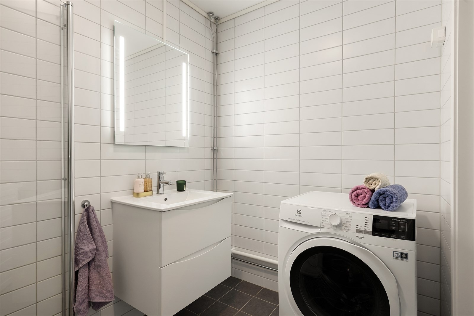 Det er opplegg for vaskemaskin på badet. Galleribilde