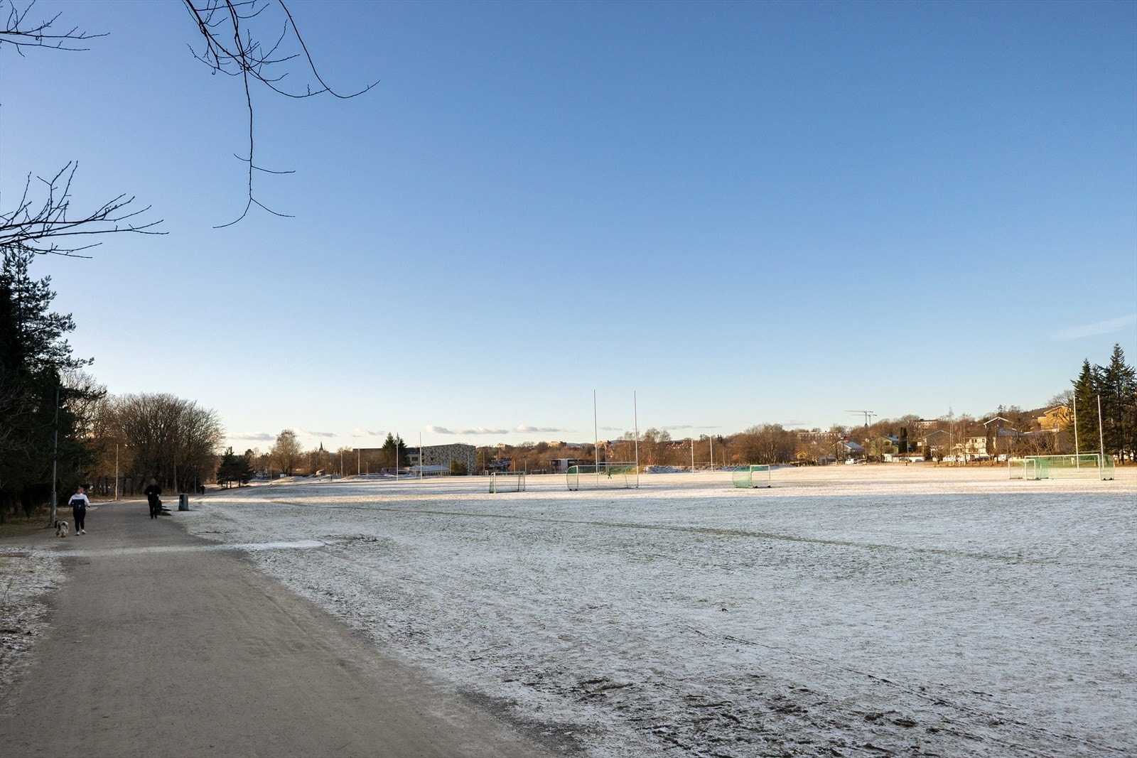 Naturskjønne Voldsløkka ligger like ved og tilbyr volleyballbaner, tennisbane, fotballbane og isbane om vinteren. Perfekt for fine sommer- og vinterdager. Galleribilde