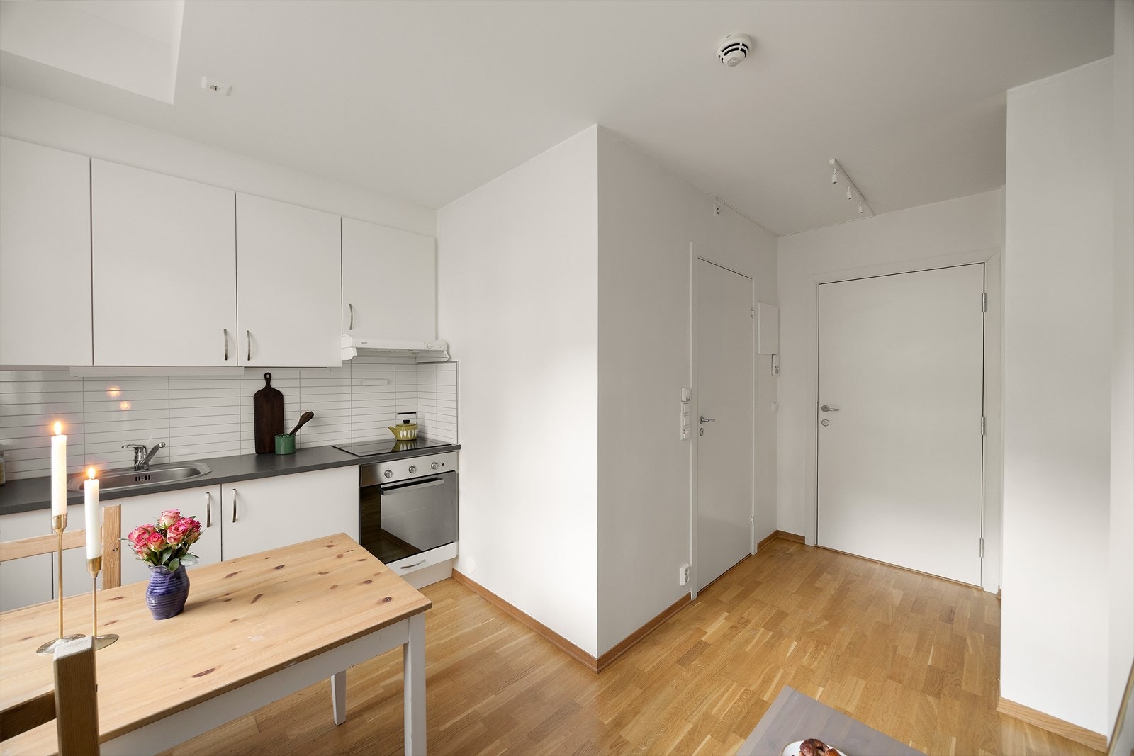 Lys og åpen entré med praktisk planløsning mot kjøkken og oppholdsrom. Galleribilde