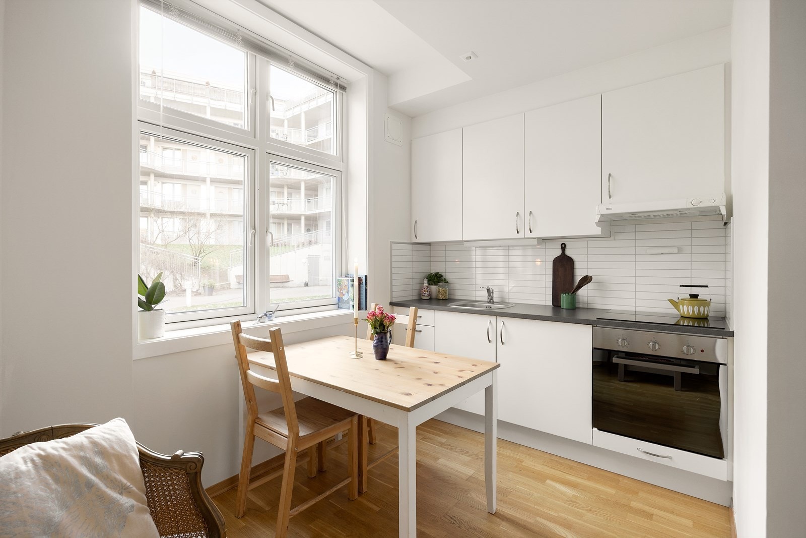 Pent kjøkken fra 2015 med laminert benkeplate og glatte fronter. Galleribilde