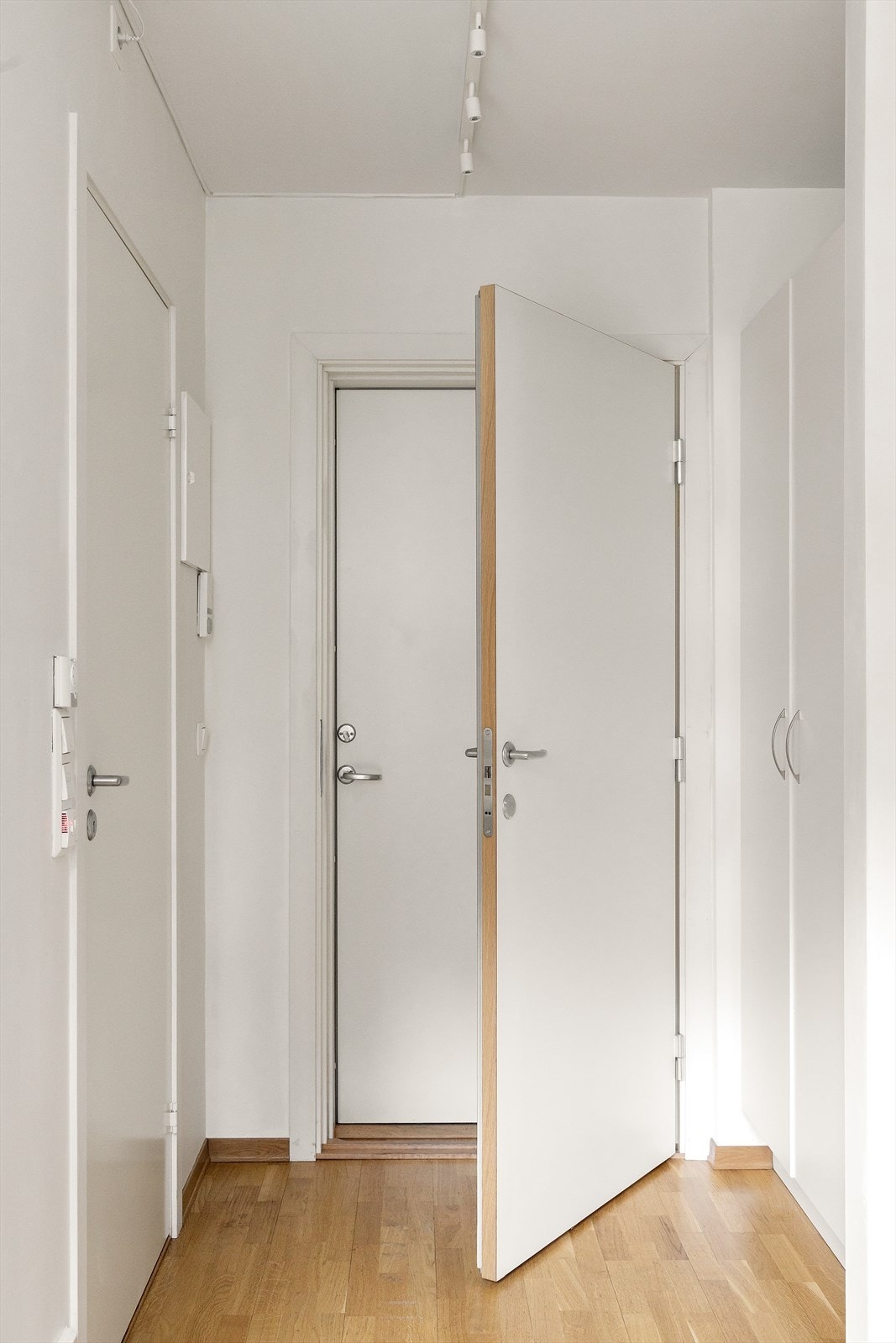 Entréen består av et garderobeskap med god oppbevaringsplass. Galleribilde