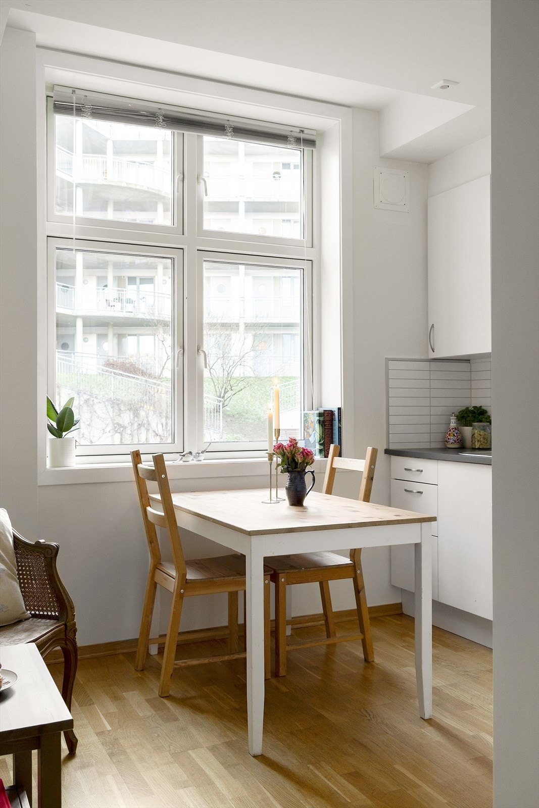 Store vindusflater som slipper inn dagslys og gir rommet en lys og innbydende atmosfære. Galleribilde