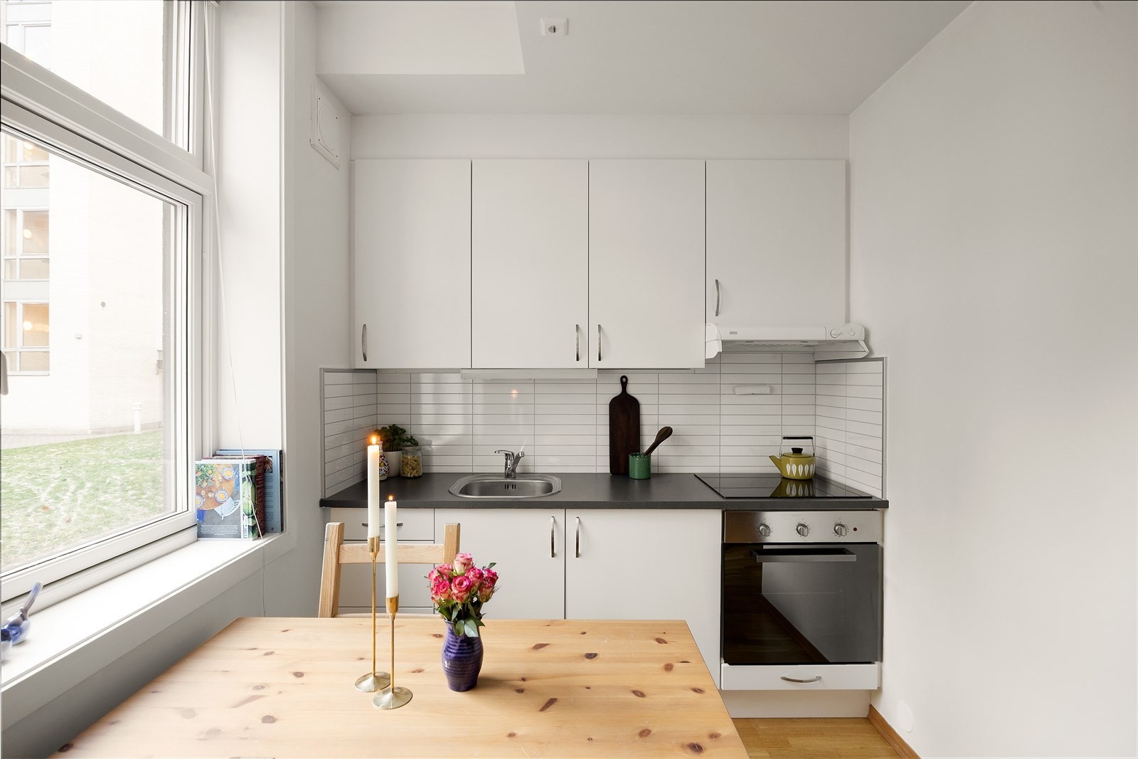 Kjøkkenet er utstyrt med nedfelt oppvaskkum i stål og ettgreps armatur fra Oras og lysarmatur under overskap. Galleribilde