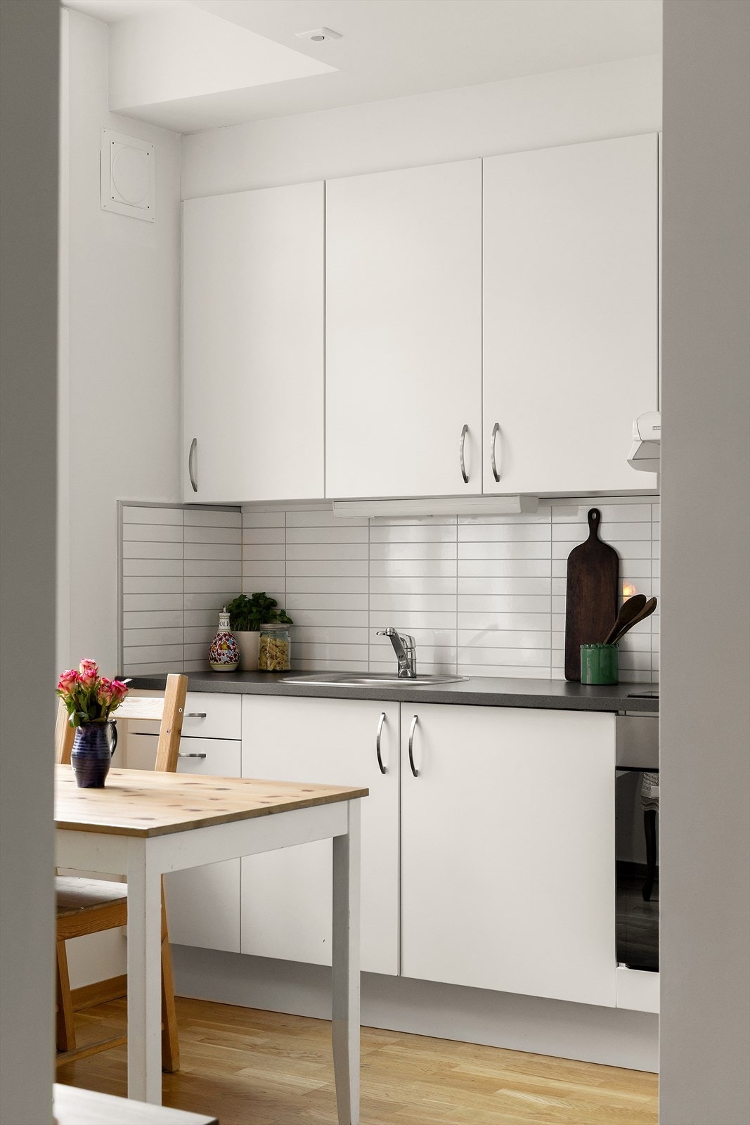 Det er mekanisk avtrekksvifte over stekesonen og installert komfyrvakt og automatisk vannstopper. Galleribilde