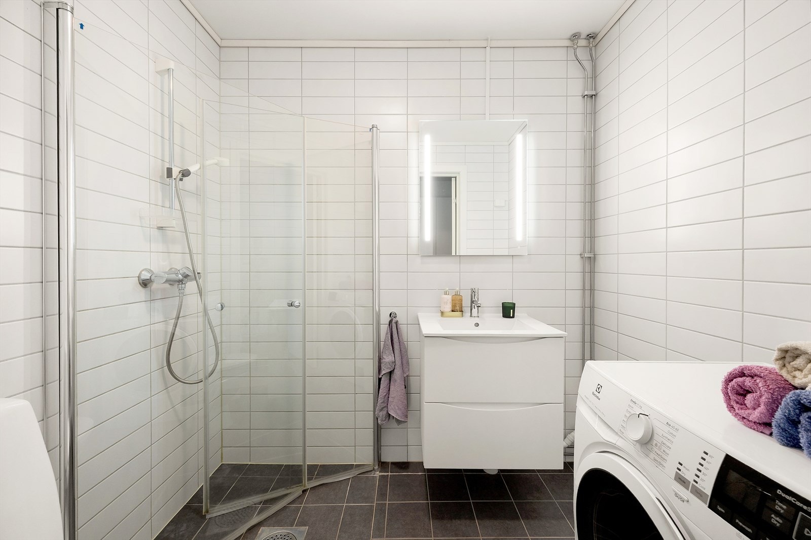 Pent flislagt bad fra 2014 tatt i regi av borettslaget med gulvvarme og mekanisk avtrekk. Galleribilde