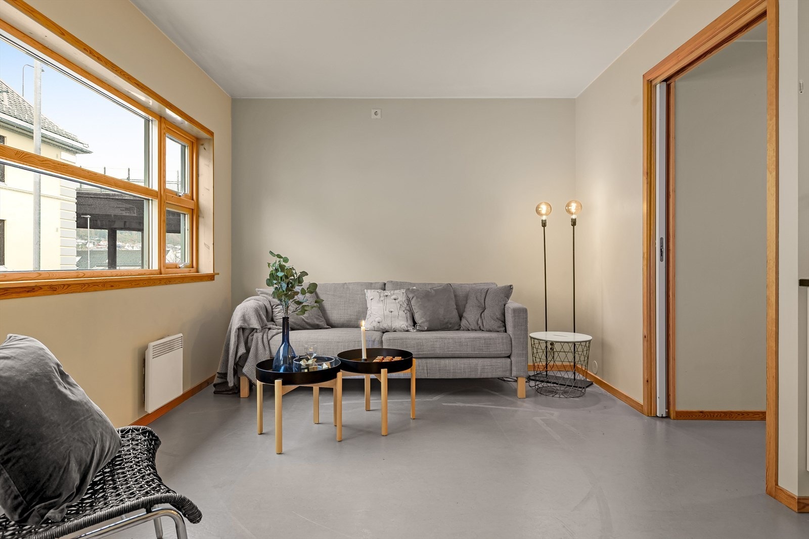 Del av stue og man skimter Puddefjordsbroen Galleribilde