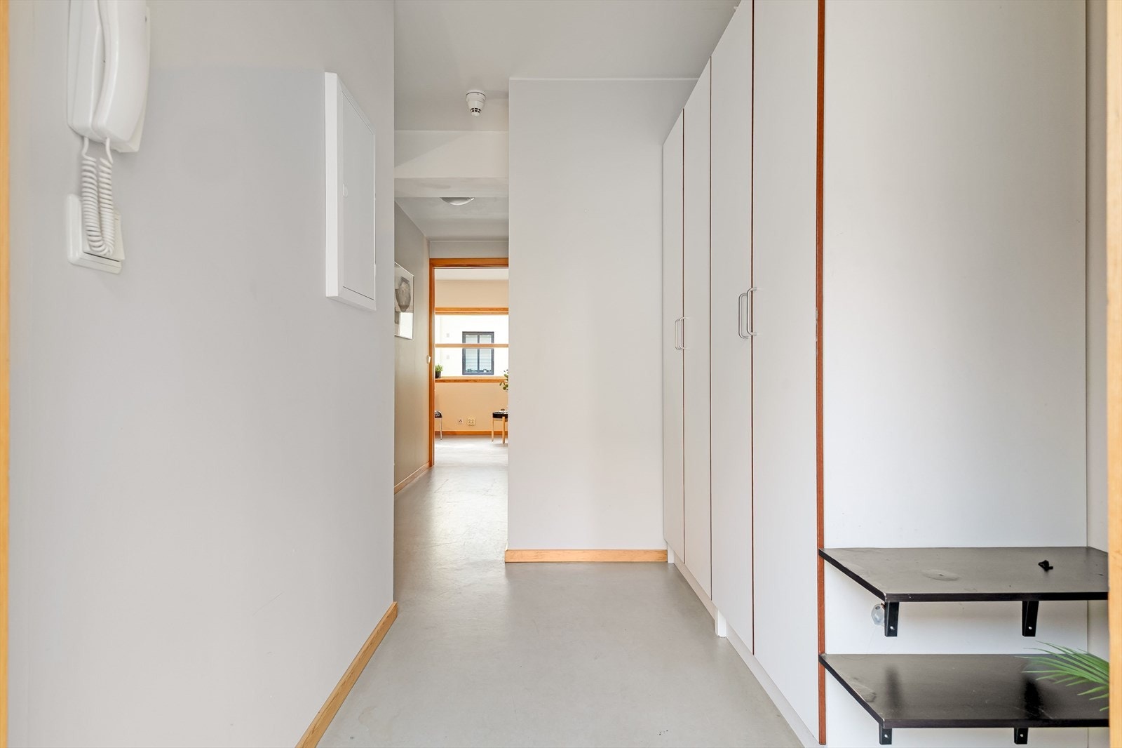 Entre med garderobeskap mot stue Galleribilde