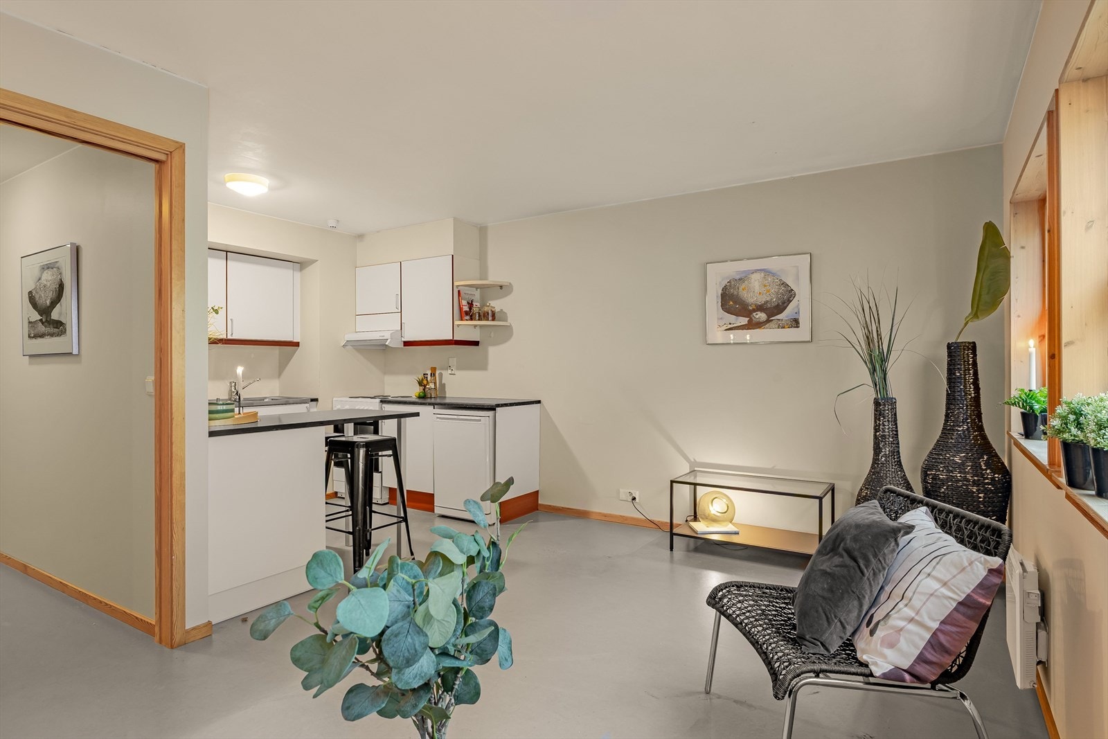 Del av stue mot kjøkken og entre Galleribilde