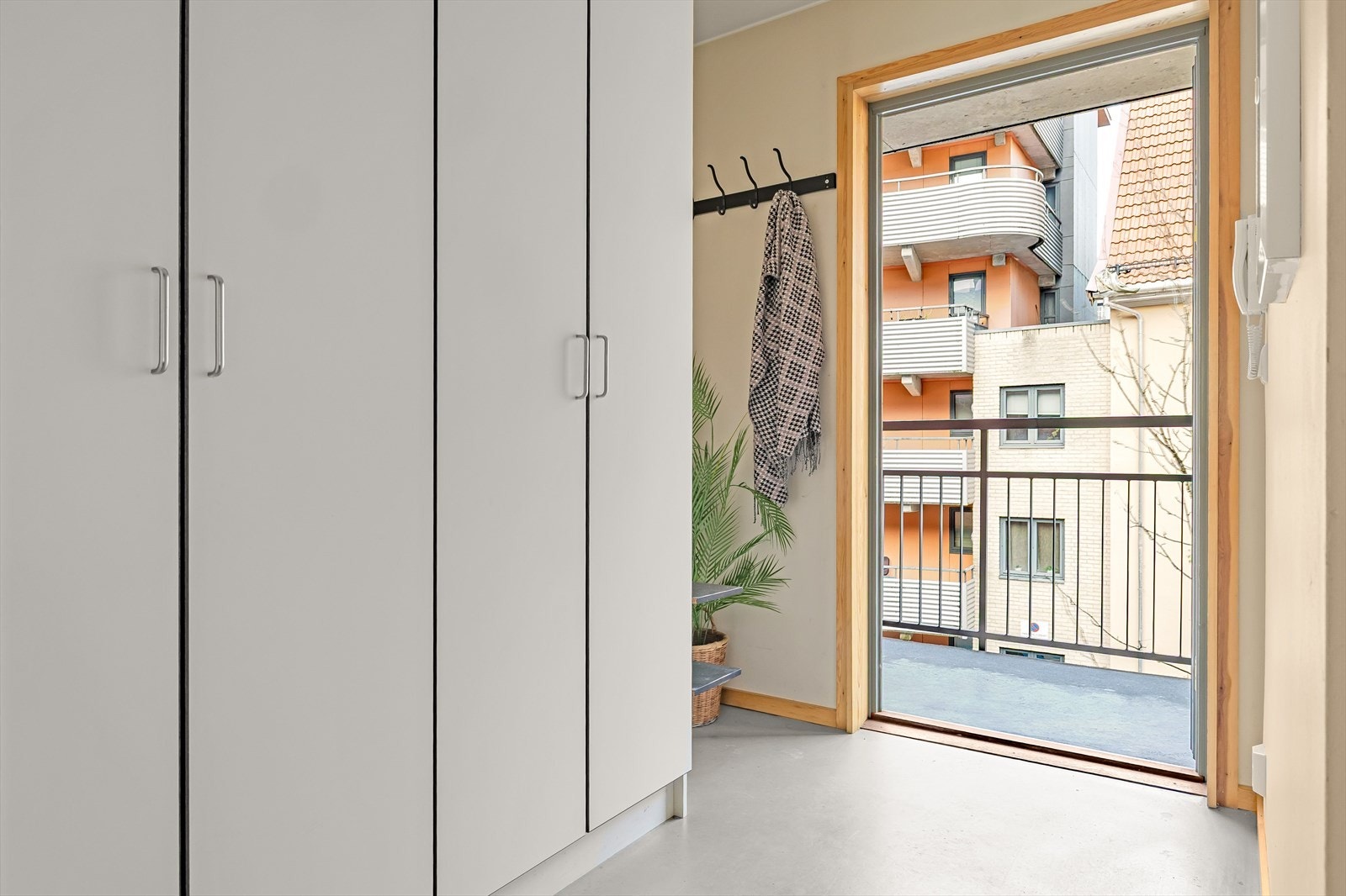 Entre mot felles svalgang Galleribilde