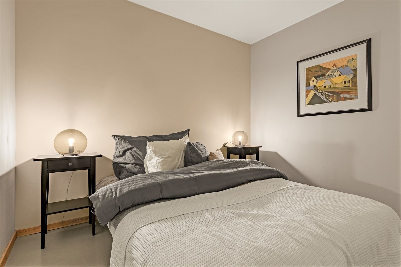 Soverom og det er to doble garderobeskap Galleribilde