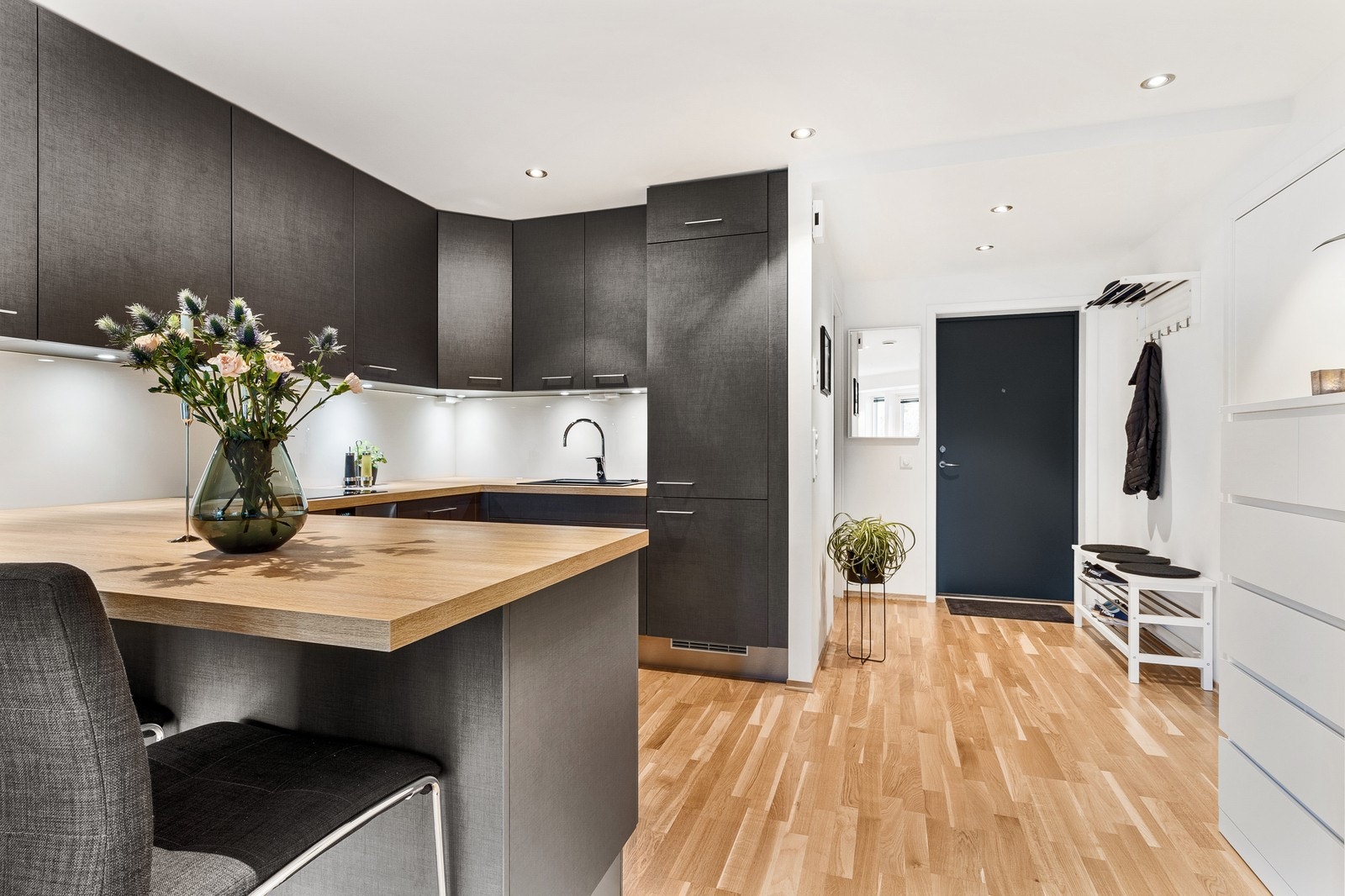 Pent kjøkken i moderne farger! Galleribilde