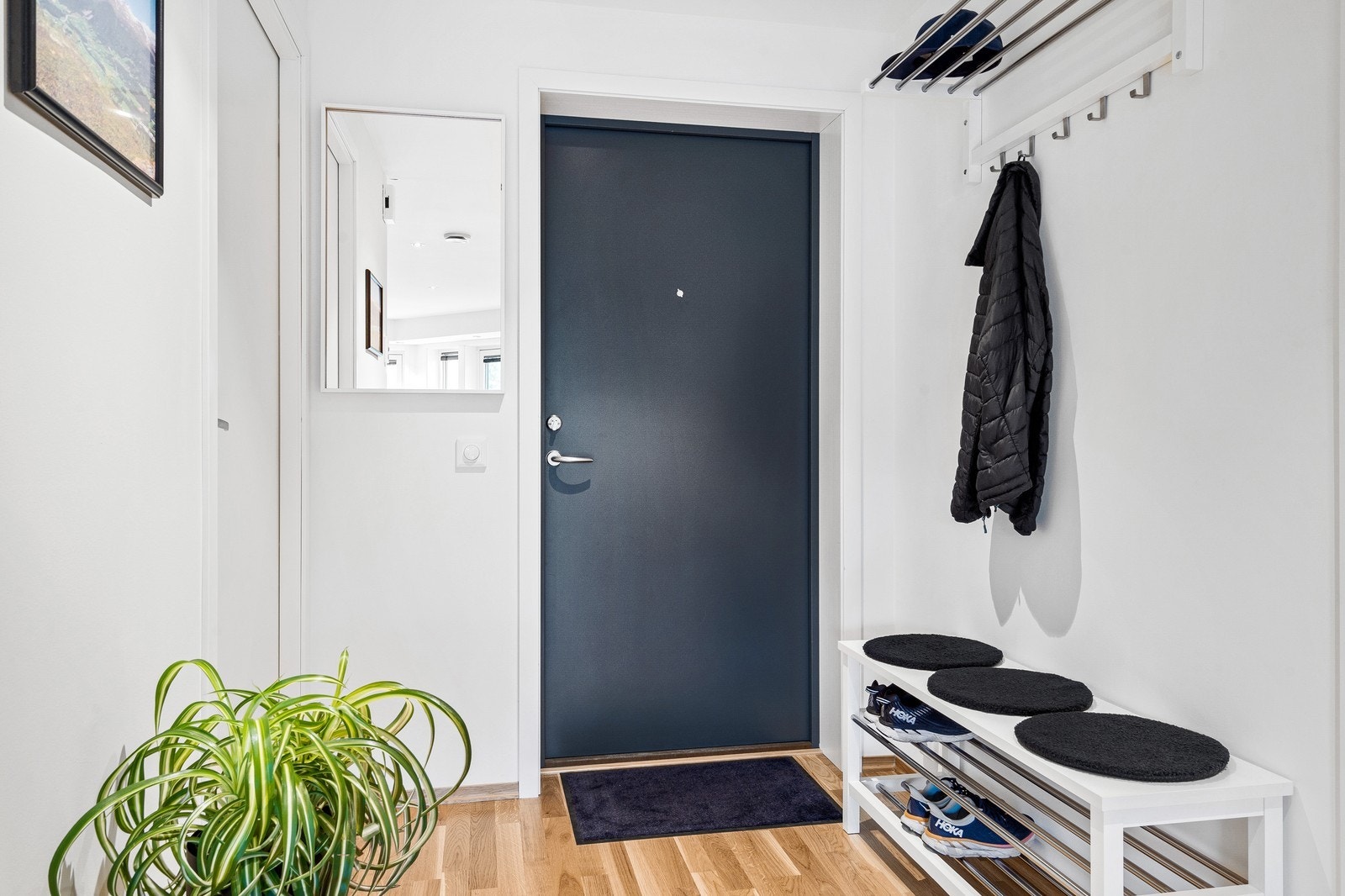 Entrè med god plass til oppbevaring av utetøy - det medfølger også en innendørs bod på 3kvm Galleribilde