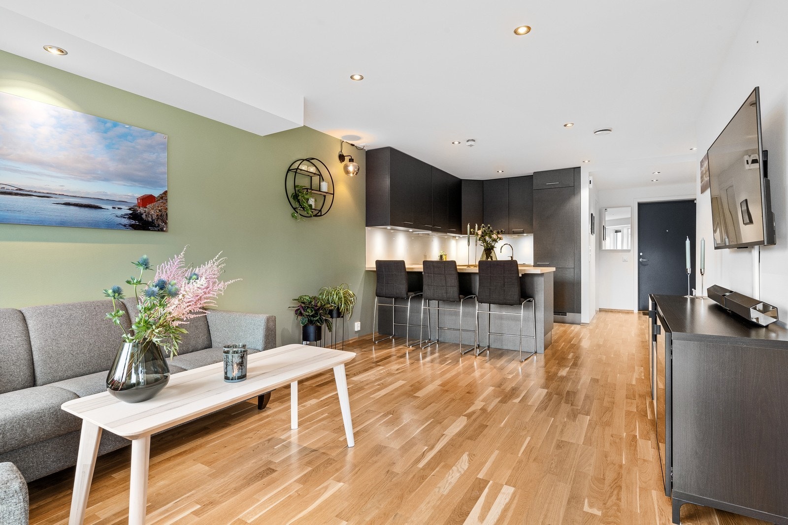 Stuen er i åpen løsning med kjøkkenet Galleribilde