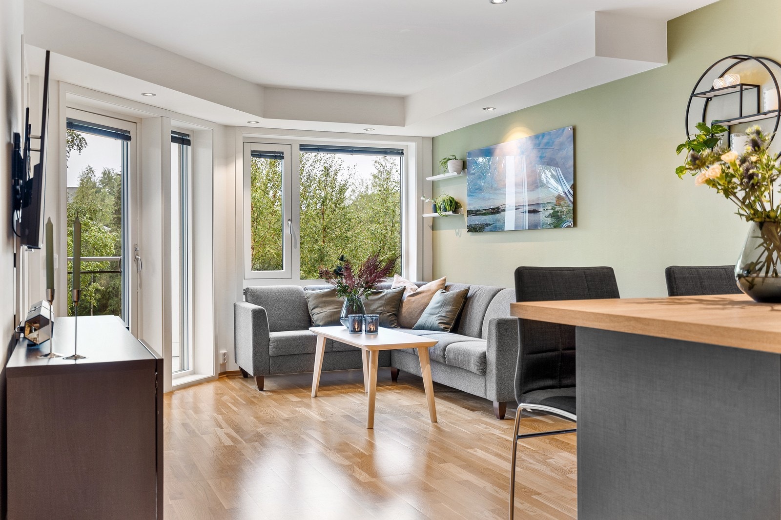 Stuen har direkte utgang til leilighetens balkong. Galleribilde