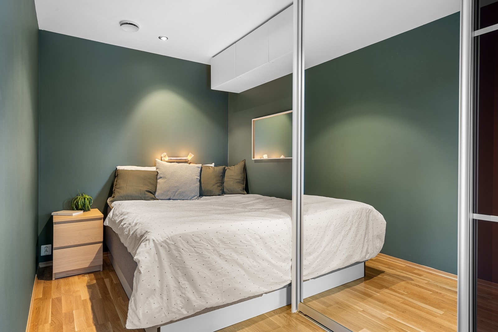 Lunt og hyggelig soverom med stor skyvedørsgarderobe - Rommet er på 9kvm. Galleribilde