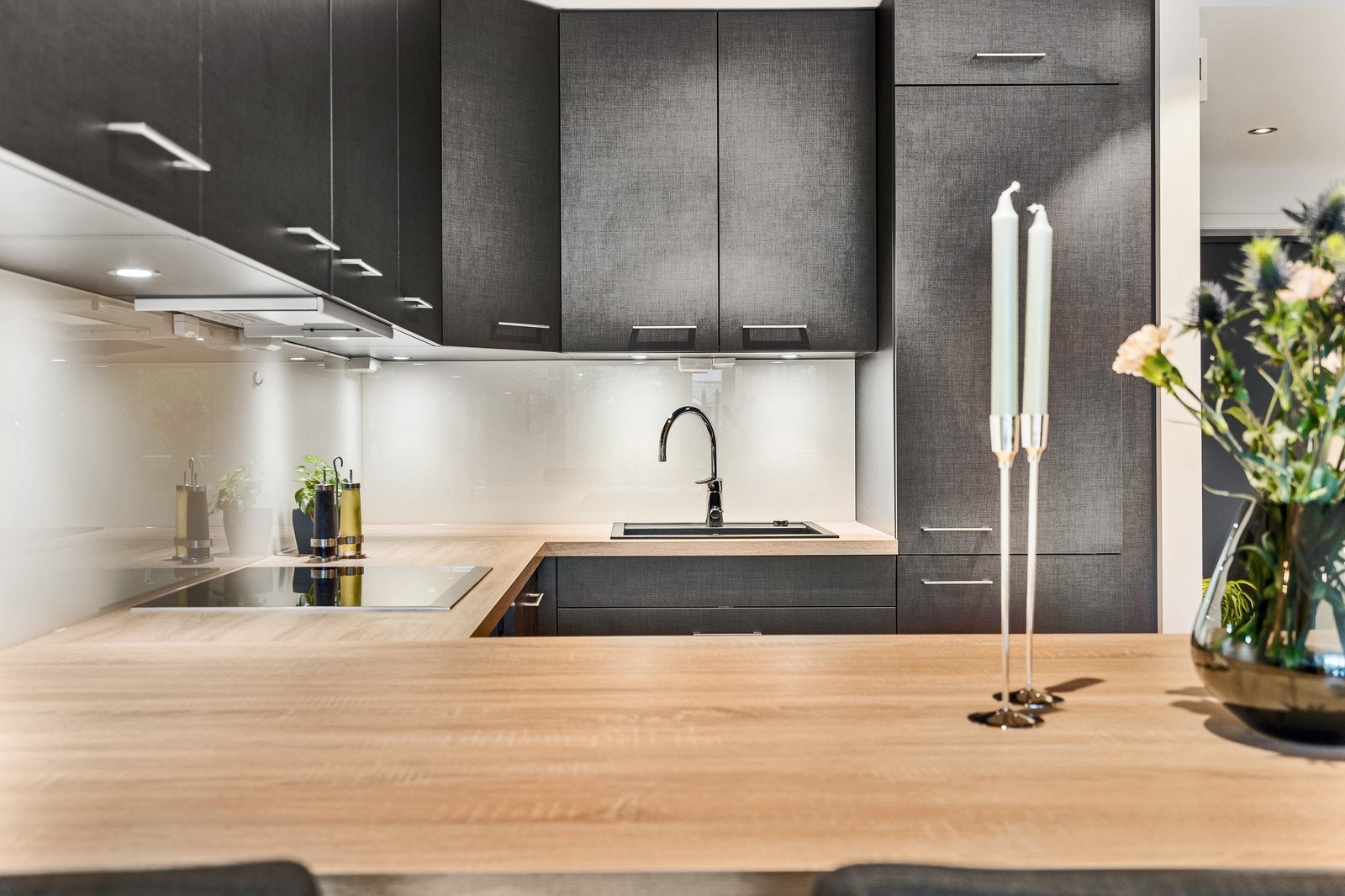 Et godt belyst kjøkken som oppeleves som lyst og åpent Galleribilde