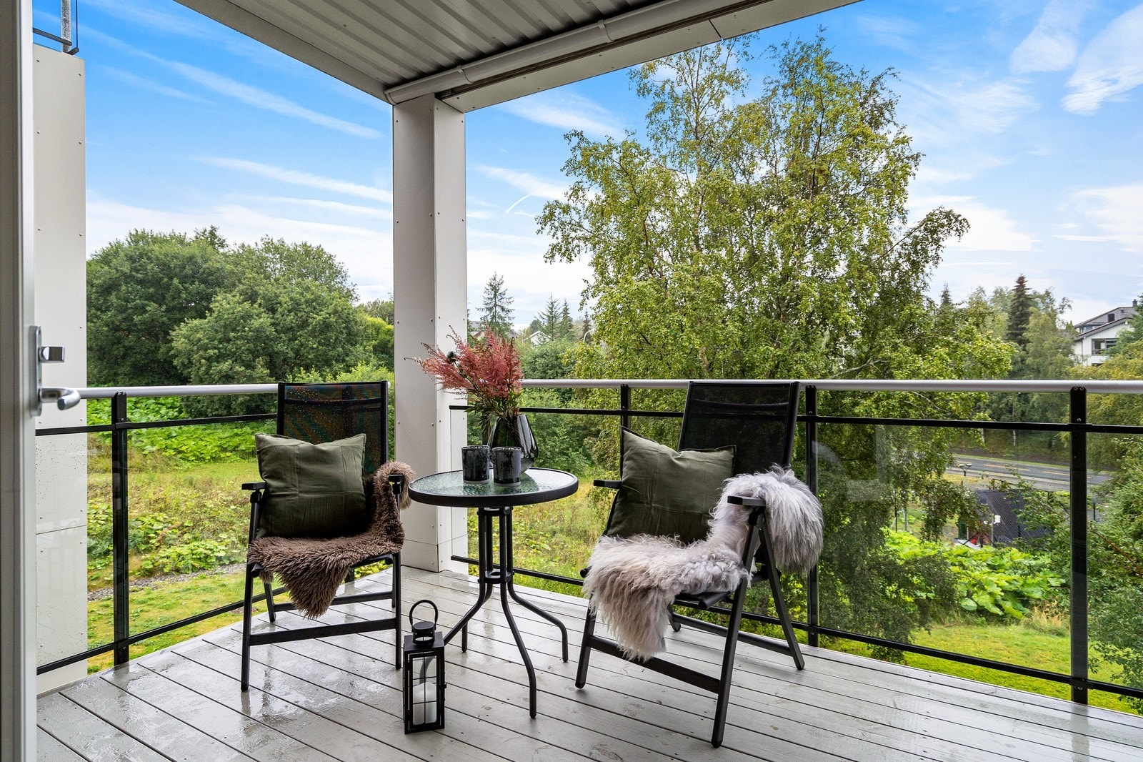Balkongen er på 9kvm og har god plass til ønskede utemøbler Galleribilde