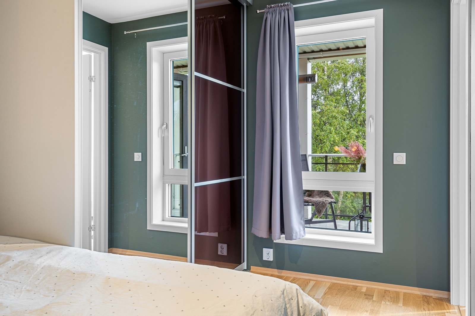 Soverommet har store vindusflater som gir et fint og naturlig lysinnslipp Galleribilde