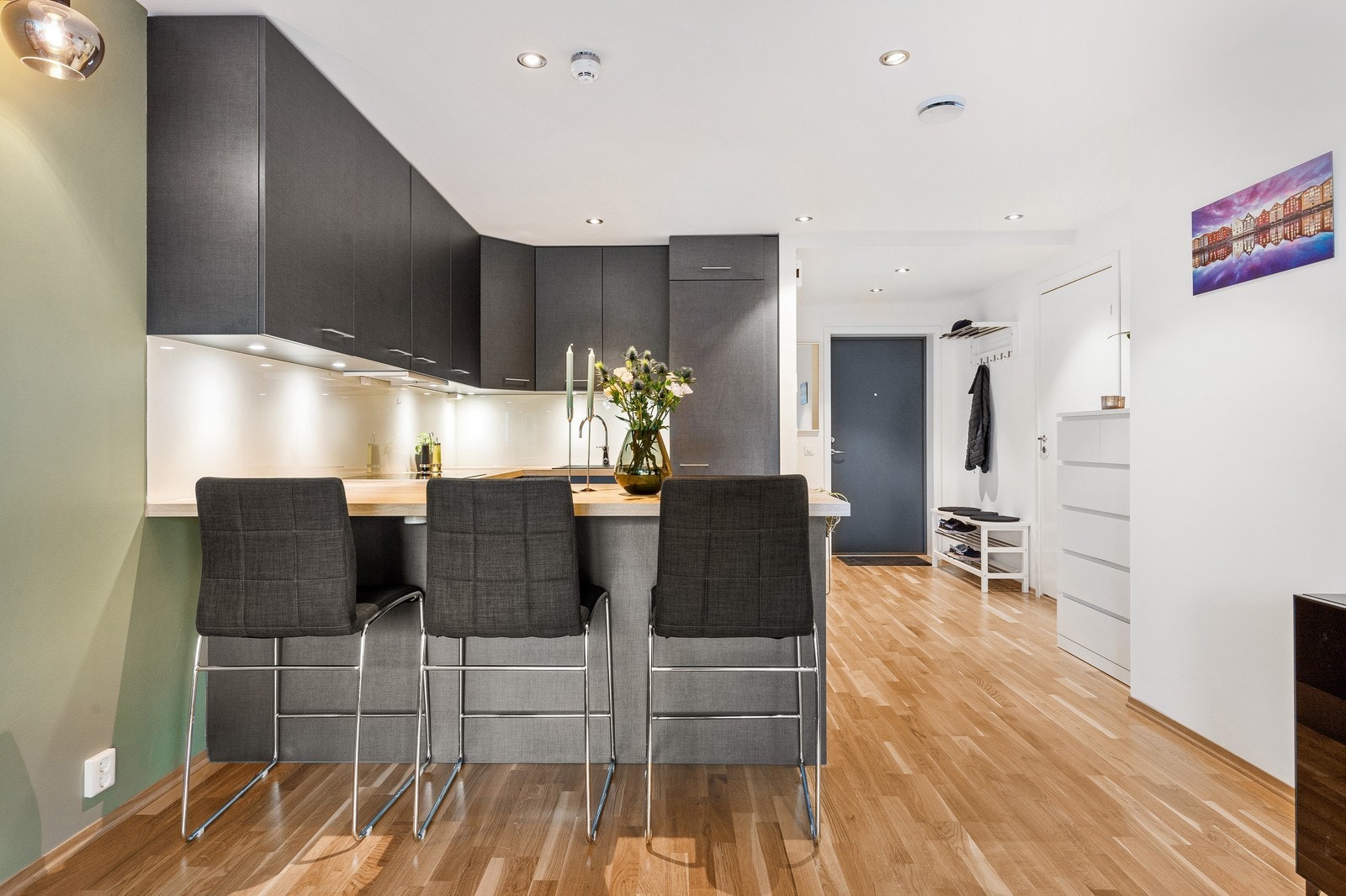 Kjøkkenet har en kjøkkenøy med sittemuligheter - Sosialt og perfekt til middagsbesøk Galleribilde