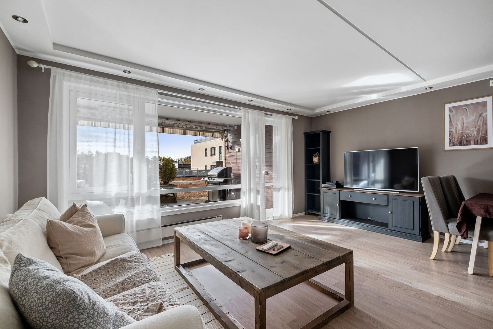 Romslig stue med utgang til stor terrasse Galleribilde