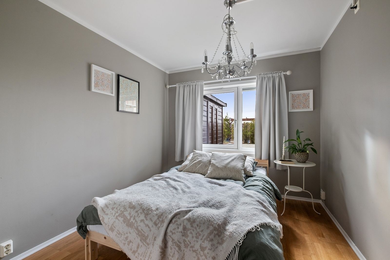 Soverom med stort garderobeskap Galleribilde